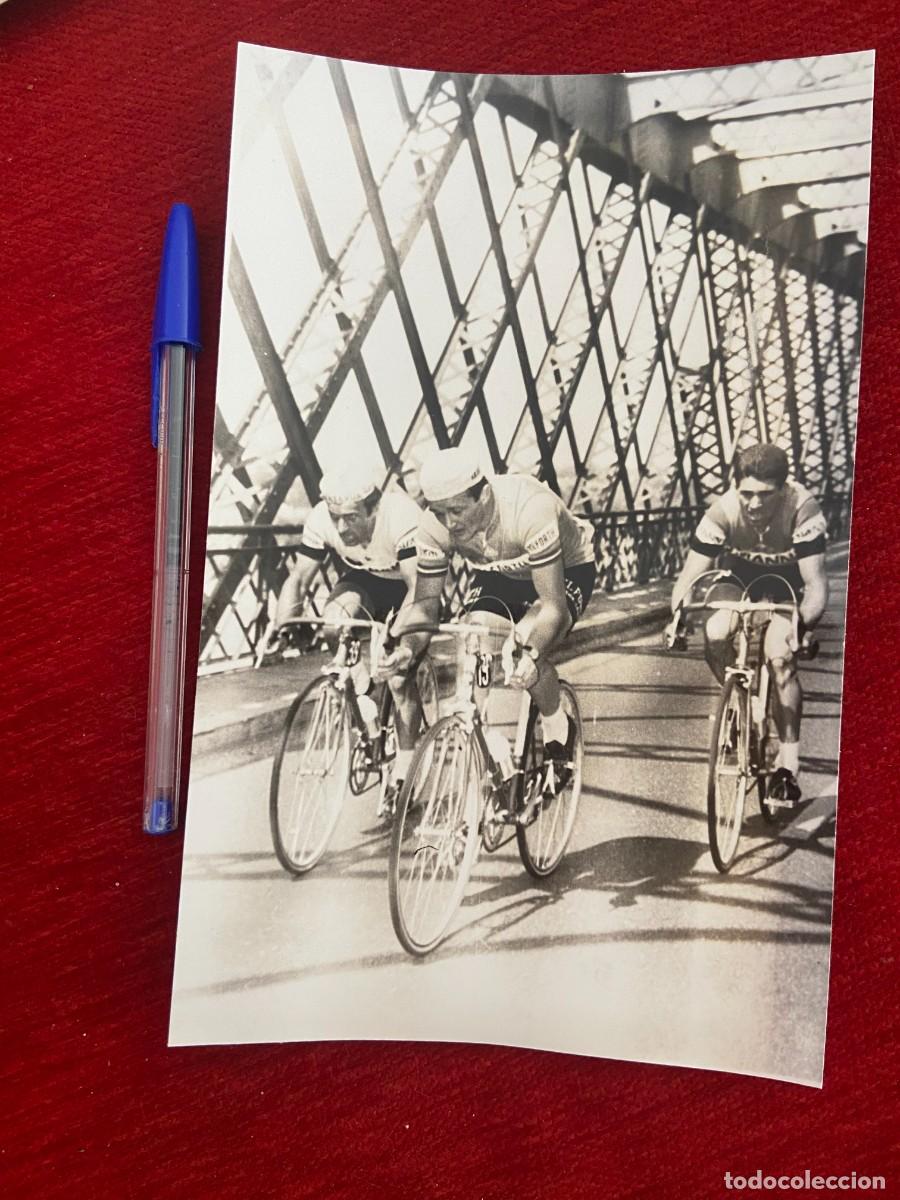 Coleccionismo deportivo: F27274 FOTO FOTOGRAFIA ORIGINAL CICLISMO TOUR FRANCIA 1968 DESCONOZCO QUIENES SON