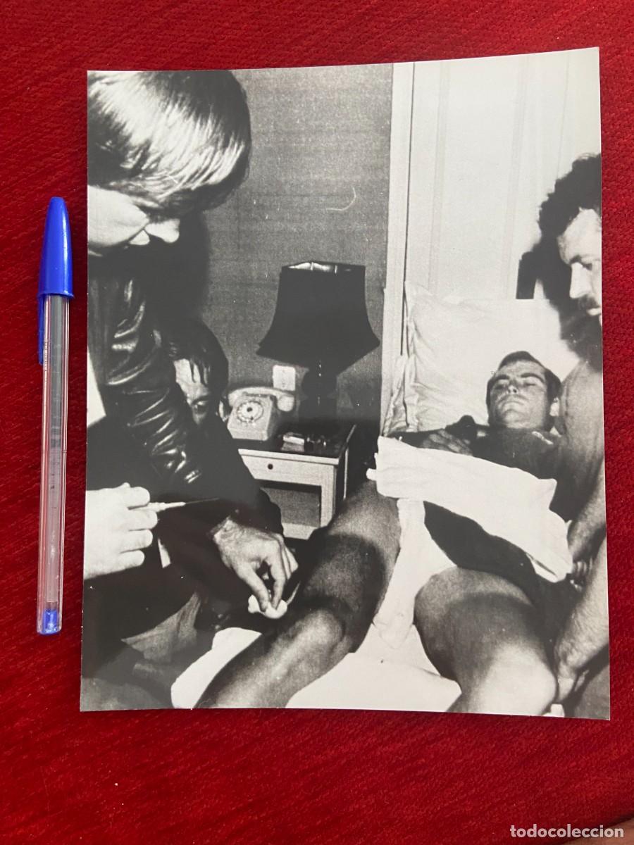 Coleccionismo deportivo: F27305 FOTO FOTOGRAFIA ORIGINAL CICLISMO TOUR FRANCIA (3-7-1980) BERNARD HINAULT LESION RODRILLA