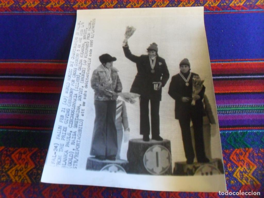 Coleccionismo deportivo: FOTO ESQU&Iacute; WORLD NORDIC SKI CAHMPIONSHIPS FALUN 1980 ENTREGA MEDALLAS CROSS COUNTRY 5 KM G. KULAKOVA