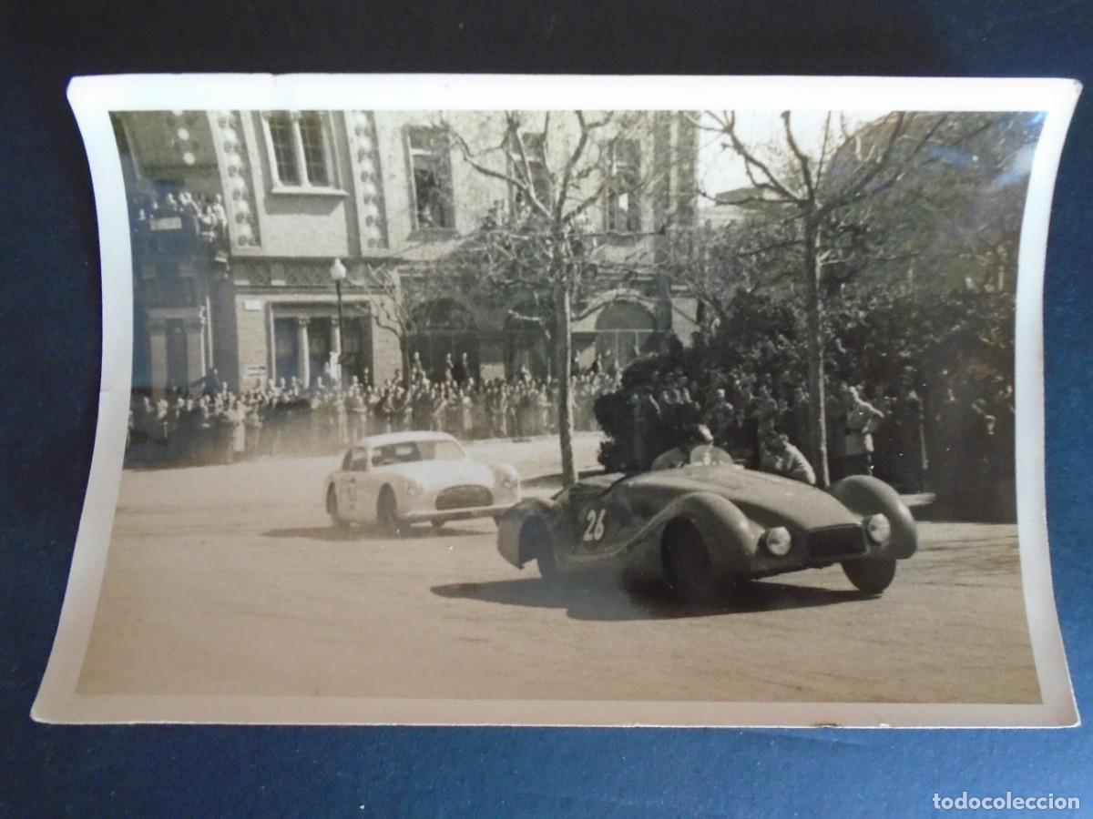 Collectionnisme sportif: (F-230711)FOTOGRAFIA AUTOMOVILISMO FABREGAS Y SEREIX A LA SALIDA DE RECTA DE TRIBUNAS.CARLOS PEREZ