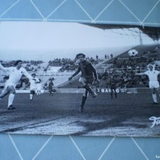 Coleccionismo deportivo: FOTOGRAFIA ORIGINAL AÑOS 70. PARTIDO FUTBOL LEVANTE-??. REMATE DE VIZCAINO. 18X12 CM.