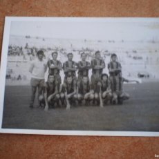 Coleccionismo deportivo: FOTOGRAFIA ORIGINAL AÑO 72-73. PLANTILLA EQUIPO FUTBOL LEVANTE. 10,5X7,5 CM.