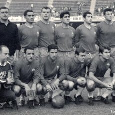 Coleccionismo deportivo: R. ZARAGOZA. ALINEACIÓN CAMPEÓN COPA DE FERIAS 1963-1964 EN EL CAMP NOU VS EL VALENCIA. FOTO