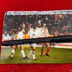 Coleccionismo deportivo: R26447 FOTO FOTOGRAFIA ORIGINAL REAL MADRID SPORTING GIJON 1992 EMILIO BUTRAGUEÑO BUITRE MICHEL