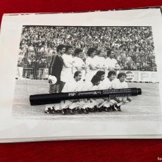 Coleccionismo deportivo: F28557 FOTO FOTOGRAFIA ORIGINAL ONCE ALINEACION REAL MADRID STIELIKE DEL BOSQUE JUANITO PIRRI