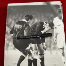 Coleccionismo deportivo: FF699 FOTO FOTOGRAFIA ORIGINAL FUTBOL INCIDENTES DESCONOZCO LOS ARBITROS LINIER