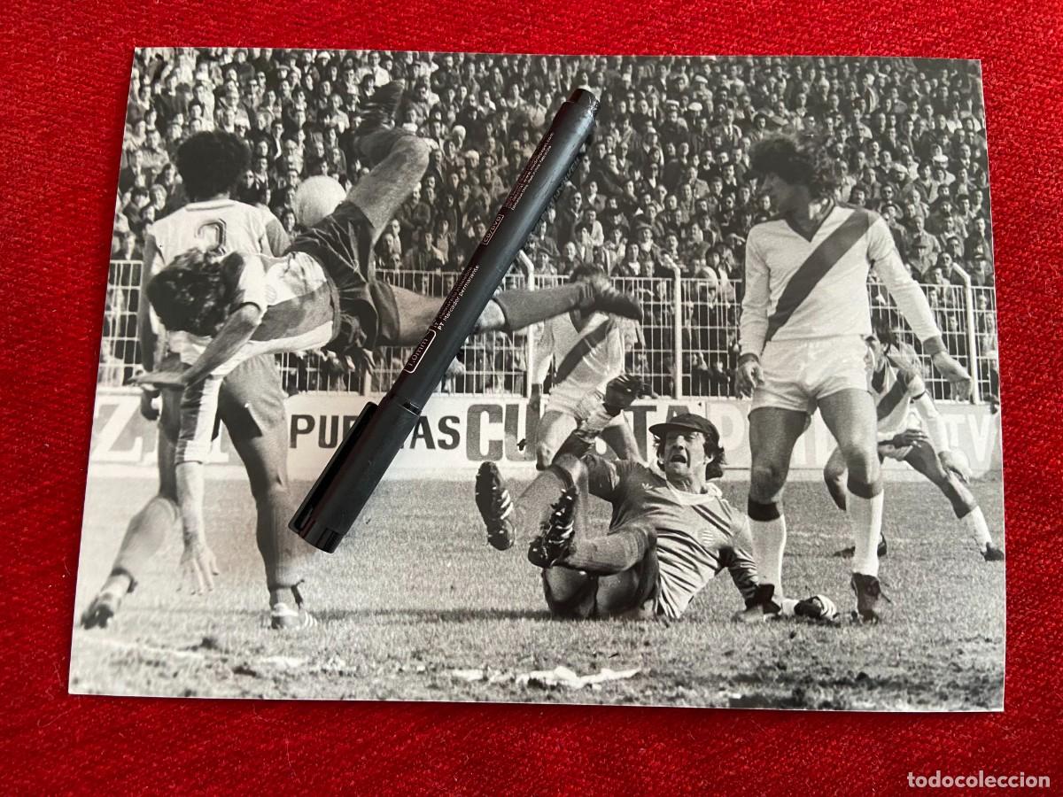 Collectionnisme sportif: F28806 FOTO FOTOGRAFIA ORIGINAL RAYO VALLECANO 2-2 ESPA&Ntilde;OL ESPANYOL 830-12-1979) URRUTI MORENA