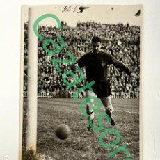 Coleccionismo deportivo: FOTOGRAFIA ORIGINAL FINEZAS 1952 1953 PARTIDO FUTBOL VALENCIA BARCELONA- GOL DE KIKE