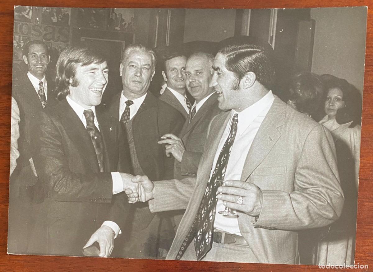 Collectionnisme sportif: ANTIGUA FOTOGRAFIA DE PRENSA MOTOCICLISMO ANGEL NIETO, JUNTO CON URTAIN EL BOXEADOR 1971, MIDE 17,8