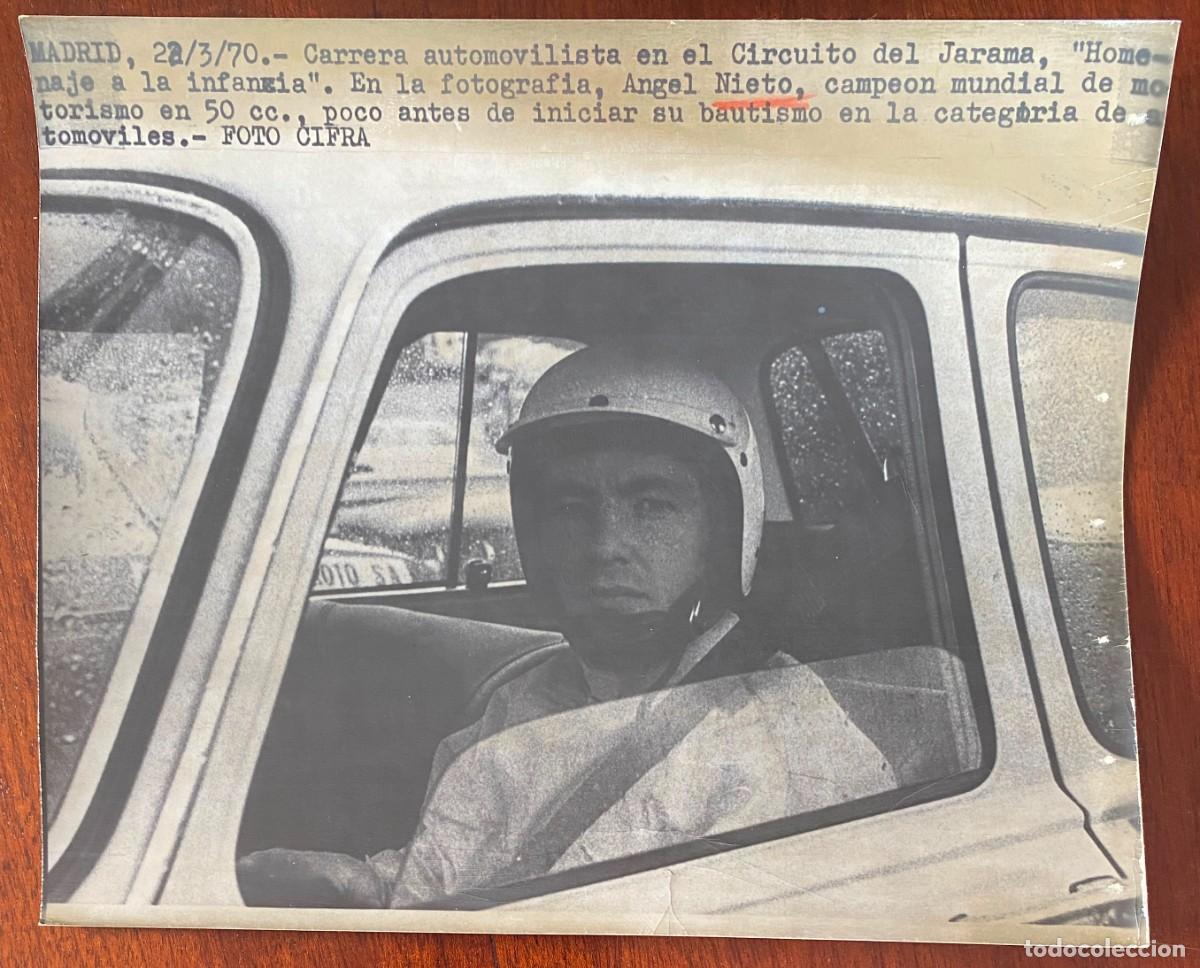 Collectionnisme sportif: ANTIGUA FOTOGRAFIA DE PRENSA MOTOCICLISMO ANGEL NIETO, 1970 CARRERA AUTOMOVILISTA EN EL CIRCUITO DEL