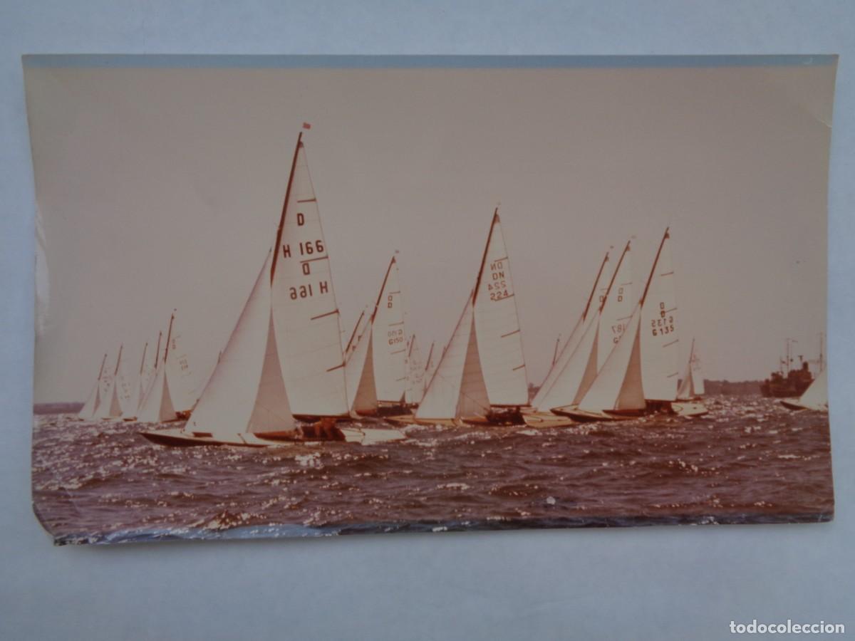 Collectionnisme sportif: GRAN FOTO DE UNA REGATA , BARCOS DE VELA, A&Ntilde;OS 50 - 60 .... 13 X 22 CM