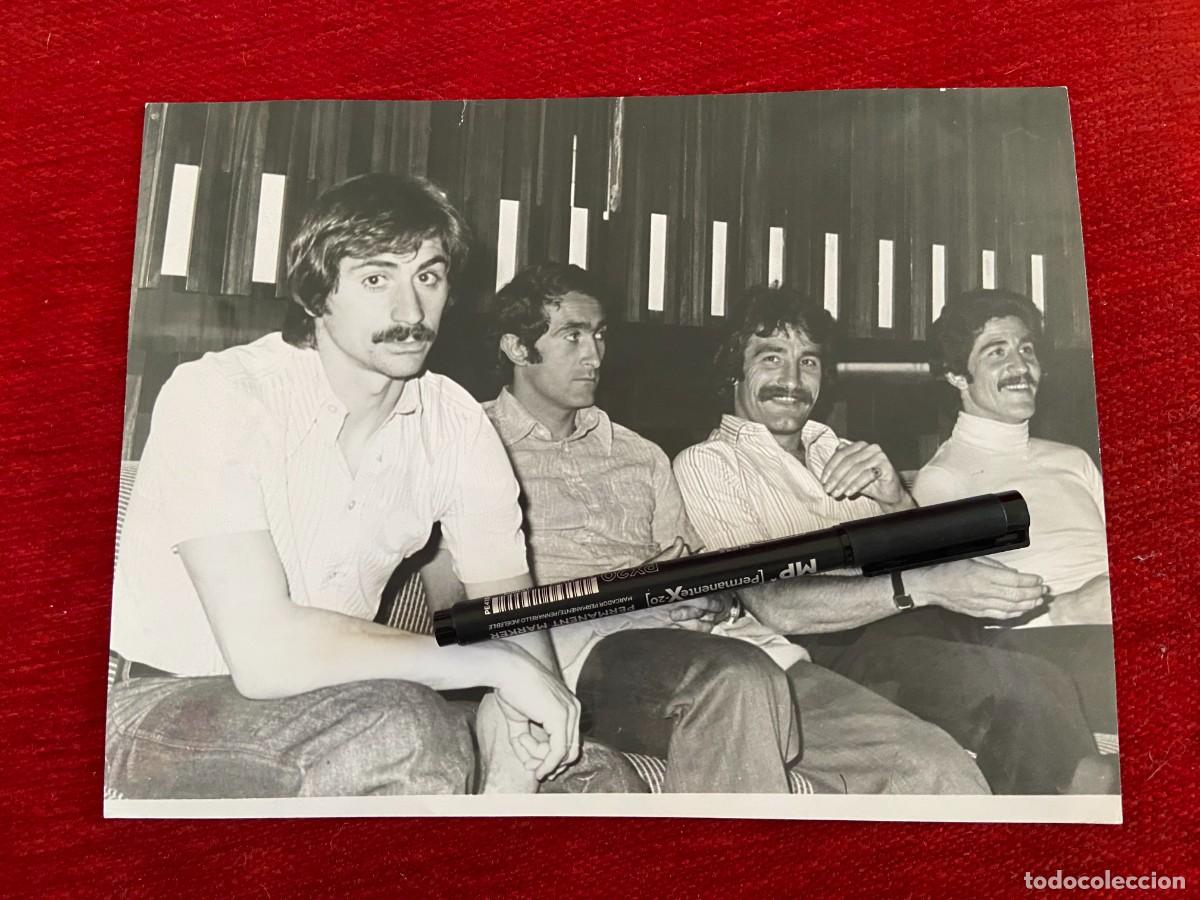 Collectionnisme sportif: F31405 FOTO FOTOGRAFIA ORIGINAL ESPA&Ntilde;A PIRRI MIGUEL ANGEL CAPON GREGORIO BENITO (14-4-1977)