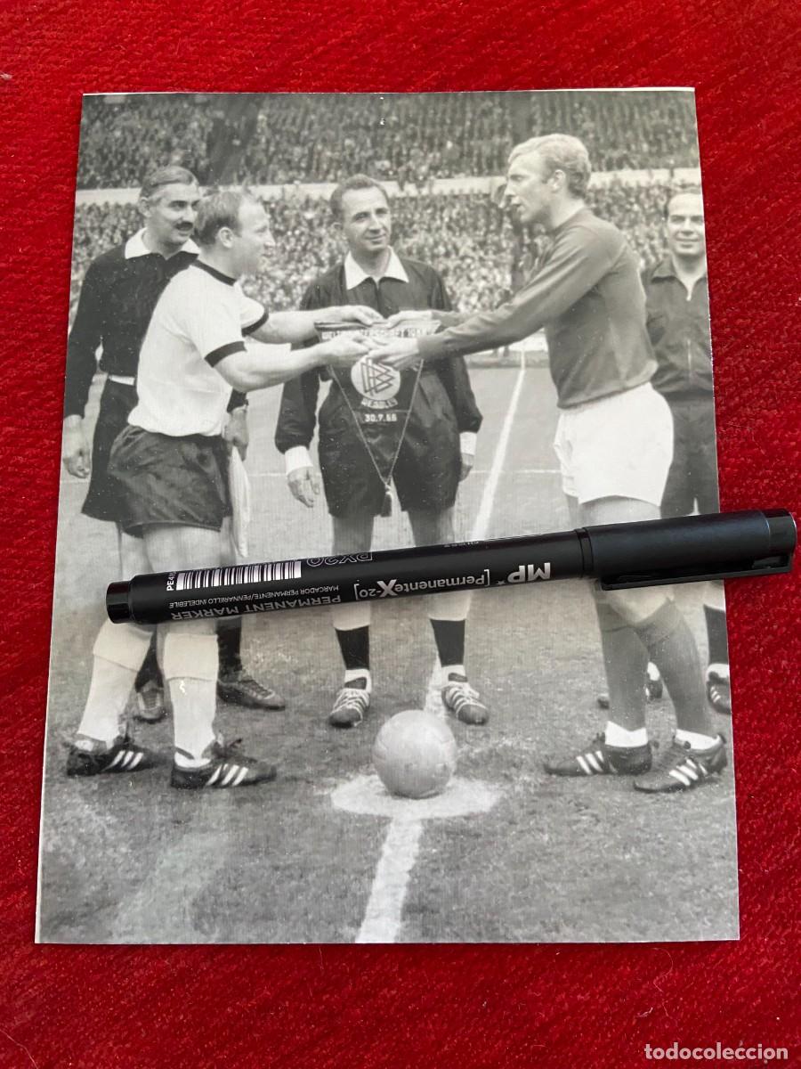 Coleccionismo deportivo: F31484 FOTO FOTOGRAFIA ORIGINAL FINAL MUNDIAL 1966 INGLATERRA ALEMANIA BOBBY MOORE UWE SEELER