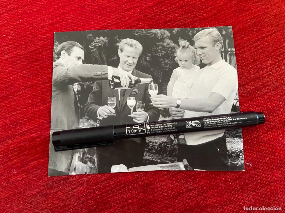 Sammelleidenschaft Sport: R26764 FOTO FOTOGRAFIA ORIGINAL BOBBY MOORE INGLATERRA BRINDIS (6-8-1966) MUNDIAL CAMPEON
