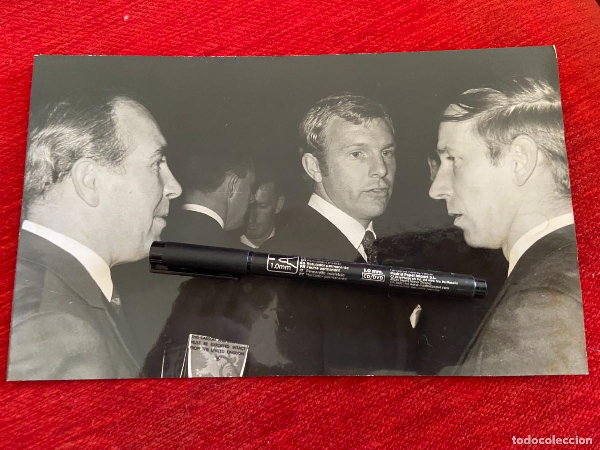 Sports collectibles: F31491 FOTO FOTOGRAFIA ORIGINAL BOBBY MOORE INGLATERRA BOBBY CHARLTON (7-5-1968)