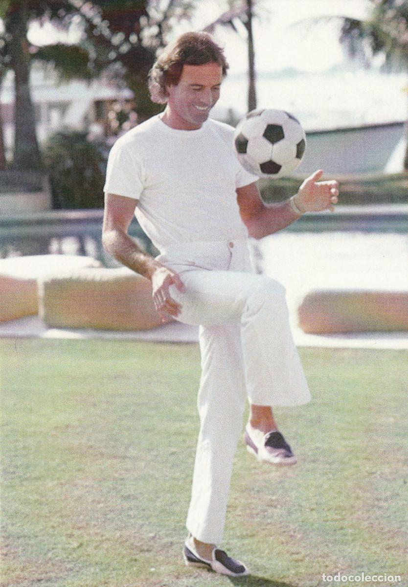 Coleccionismo deportivo: 10512- POSTAL DE JULIO IGLESIAS JUGANDO AL FUTBOL