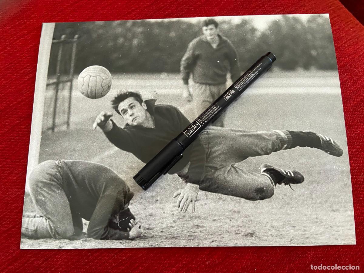 Sports collectibles: F31750 FOTO FOTOGRAFIA ORIGINAL REAL OVIEDO PERE VALENTI MORA MARINE (11-9-1969) SUB-23 ESPA&Ntilde;A