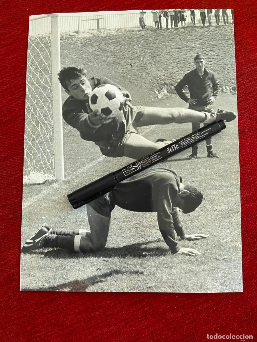 Sports collectibles: F31753 FOTO FOTOGRAFIA ORIGINAL REAL OVIEDO PERE VALENTI MORA MARINE (11-9-1969) SUB-23 ESPA&Ntilde;A
