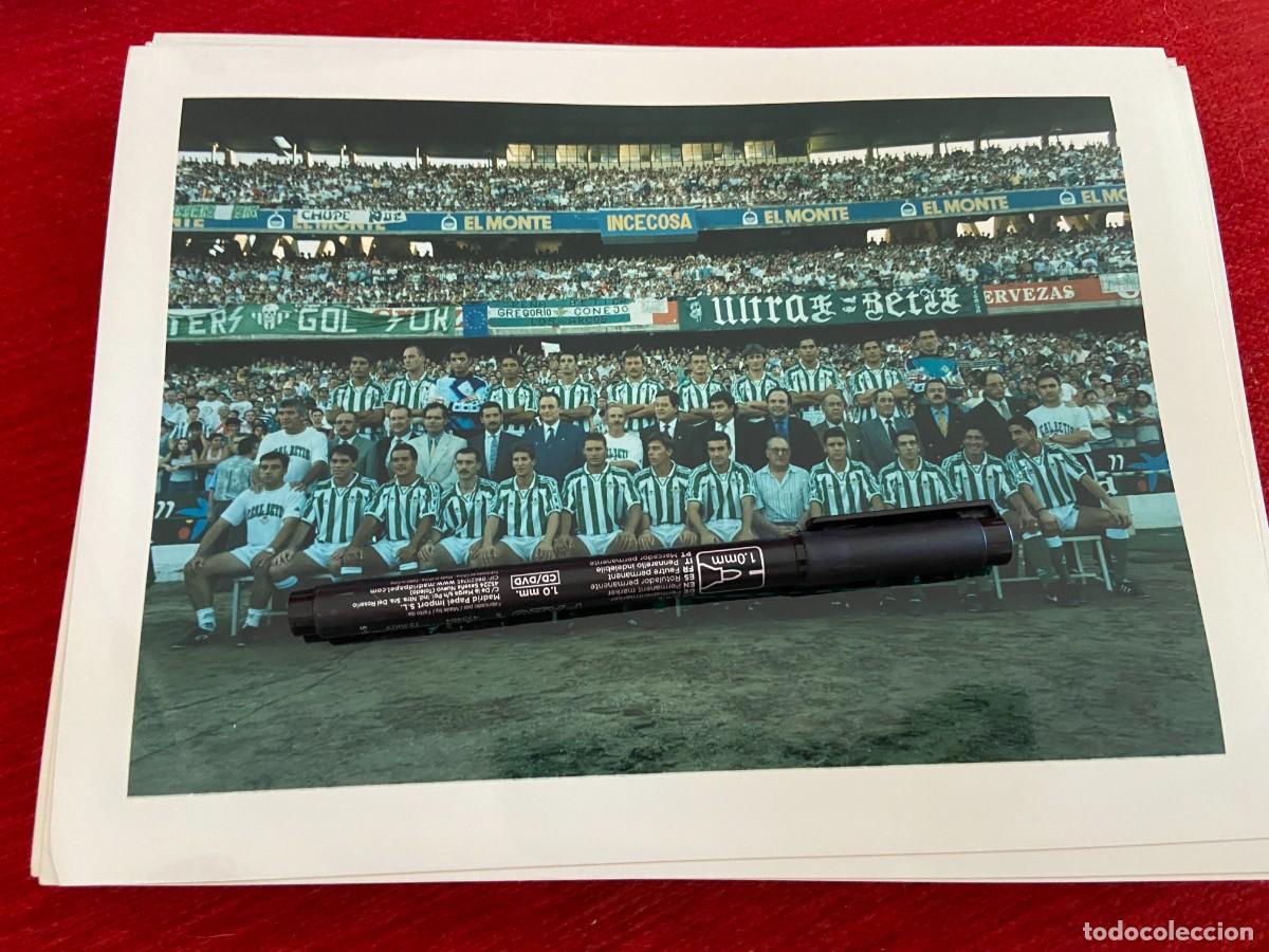 Collectionnisme sportif: F31958 FOTO FOTOGRAFIA ORIGINAL PLANTILLA OFICIAL REAL BETIS PANCARTAS ULTRAS BETIS GOL SUR