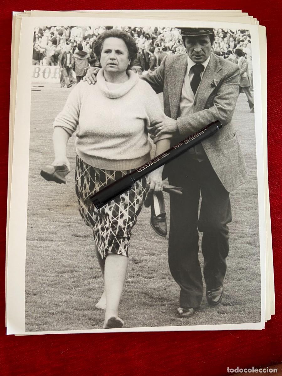 Collectionnisme sportif: FF943 GRAN FOTO FOTOGRAFIA ORIGINAL FUTBOL INCIDENTES MUJER ZAPATOS