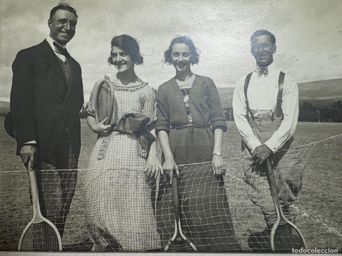 Sports collectibles: TENIS - FOTOGRAF&Iacute;A DE DOS HOMBRES Y DOS MUJERES CON RAQUETAS - A&Ntilde;OS 20