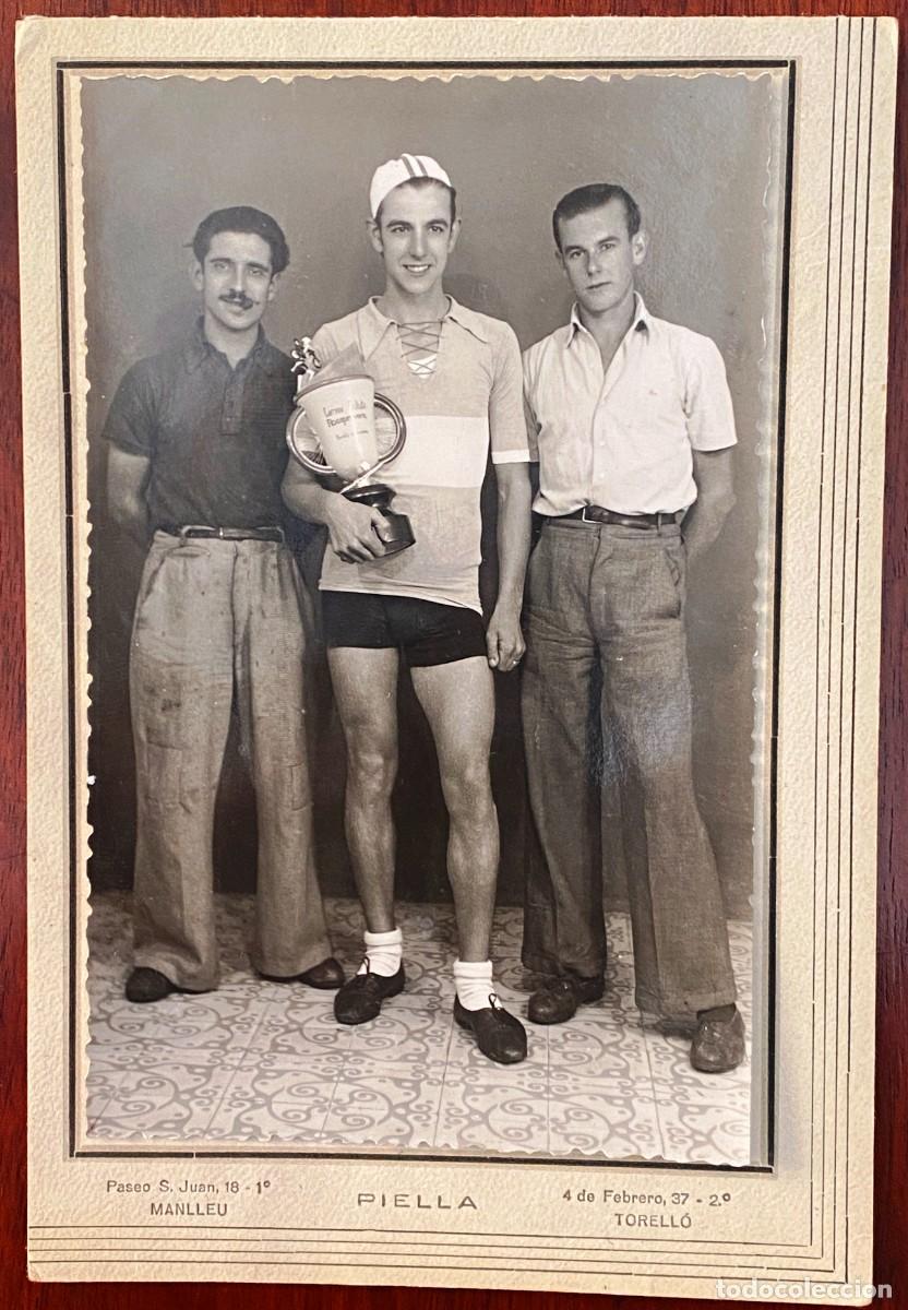 Colecionismo desportivo: ANTIGUA FOTOGRAFIA DE CICLISTA VENCEDOR DE LA CARRERA CICLISTA ROCAPREVERA DE TORELLO 1946, FOTOGRAF