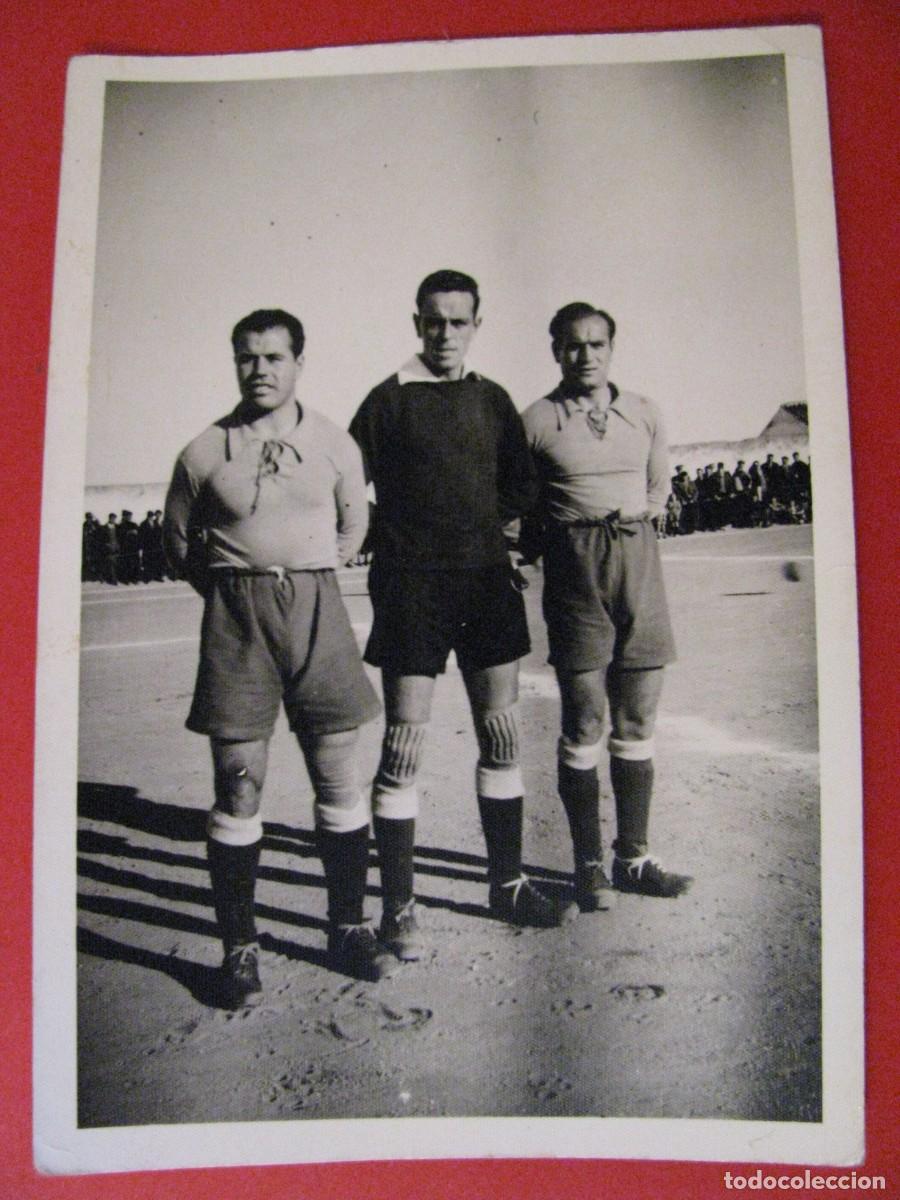 Coleccionismo deportivo: FOTO DE UNOS JUGADORES DE FUTBOL. 12,5X8,5 CM.
