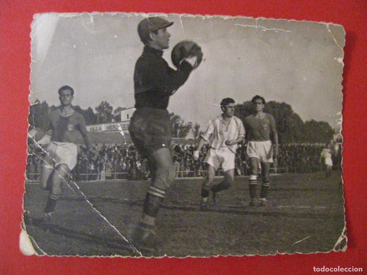 Coleccionismo deportivo: FOTO DE UN PARTIDO DE FUTBOL. 11,5X8,5 CM. SIN DATOS.