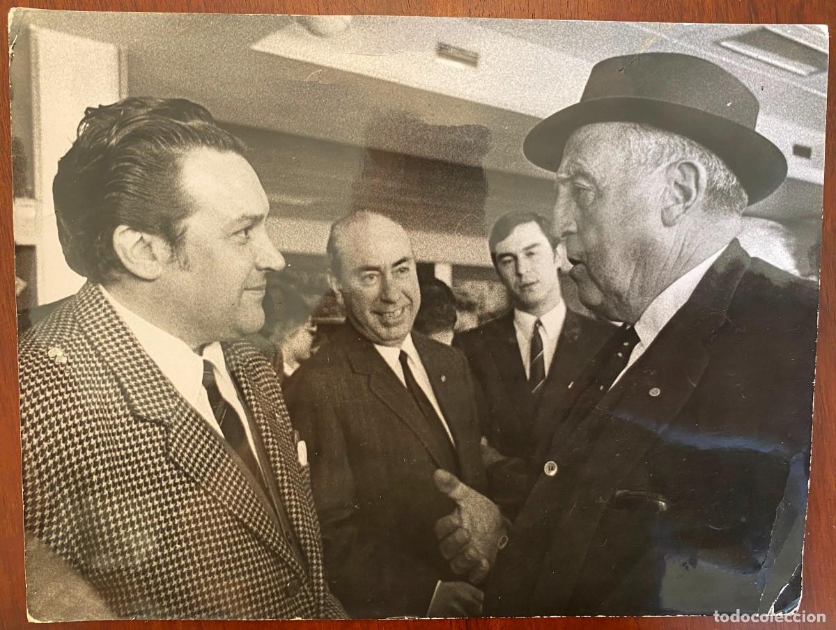 Sports collectibles: ANTIGUA FOTOGRAFIA DE SANTIAGO BERNABEU HABLANDO CON UN PERIODISTA, FOTO DE PRENSA, FOTO CIFRA, MIDE