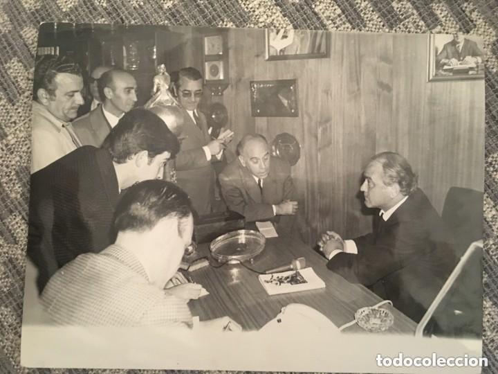 Collectionnisme sportif: F5526 ANTIGUA FOTOGRAFIA DI STEFANO NUEVO ENTRENADOR DEL VALENCIA Y DIRECTIVOS 6 ABRIL 1970