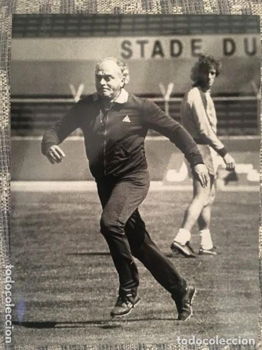 Collectionnisme sportif: F5515 ANTIGUA FOTOGRAFIA DEL ENTRENADOR VALENCIA DI STEFANO BONHOF (13-5-1980) ENTRENA FINAL RECOPA