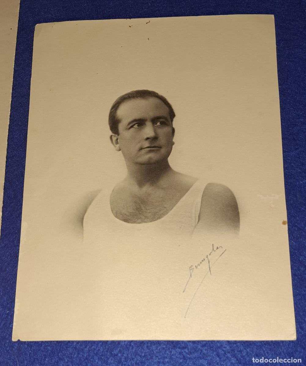 Collectionnisme sportif: FOTOGRAF&Iacute;A JOVEN DEPORTISTA CON SU FIRMA ORIGINAL - MEDIDAS; 22 x 16,5 cms. - CARTULINA