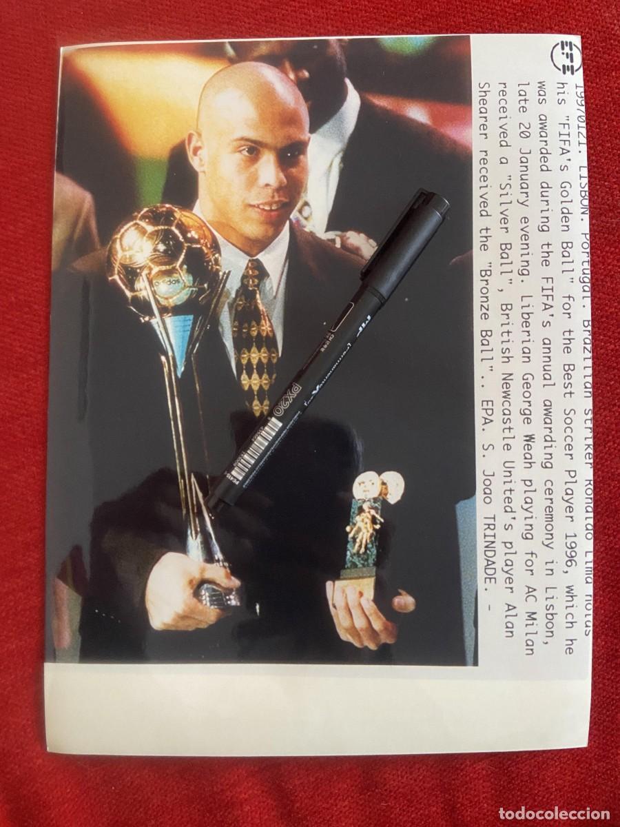 Coleccionismo deportivo: F33409 FOTO FOTOGRAFIA ORIGINAL RONALDO NAZARIO TROFEO FIFA GOLDEN BALL 1996