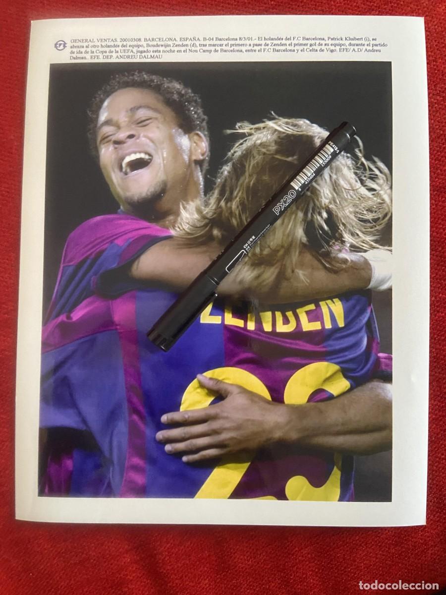 Collectionnisme sportif: F33421 FOTO FOTOGRAFIA ORIGINAL BARCELONA(8-3-2001)CELEBRACION GOL PATRICK KLUIVERT BOUDEWIJN ZENDEN