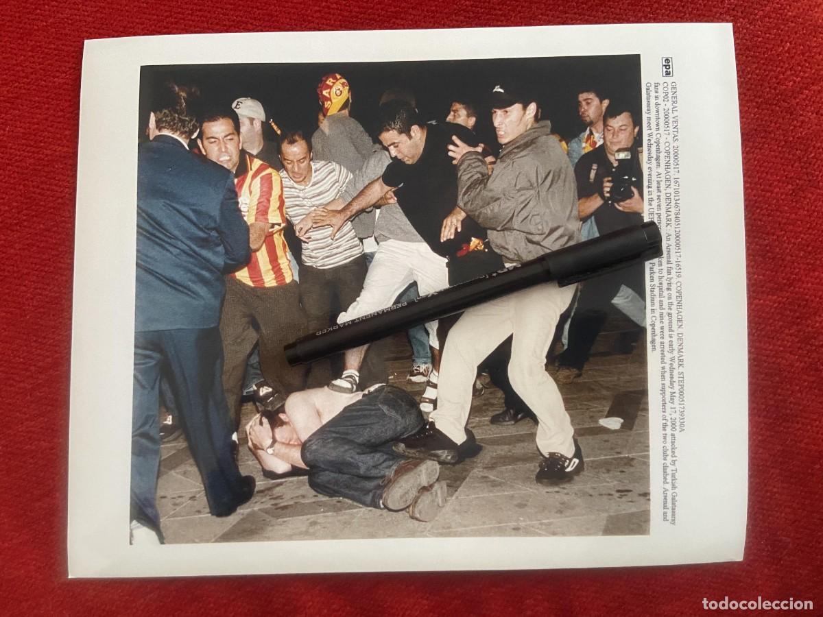 Coleccionismo deportivo: F33456 FOTO FOTOGRAFIA ORIGINAL (17-5-2000) ARSENAL GALATASARAY FANS ULTRAS AGRESION