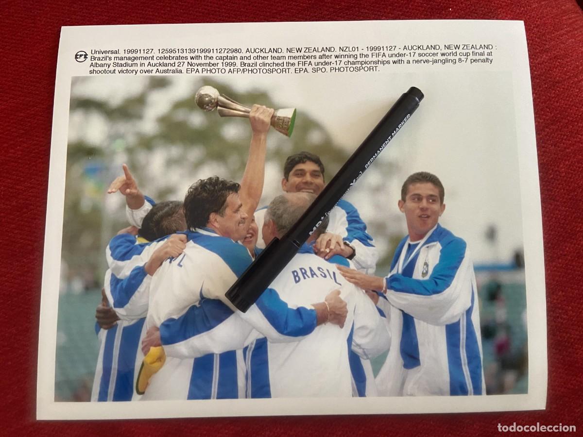 Coleccionismo deportivo: F33480 FOTO FOTOGRAFIA ORIGINAL (27-11-1999) CELEBRACION CAMPEON MUNDIAL FIFA SUB-17 BRASIL