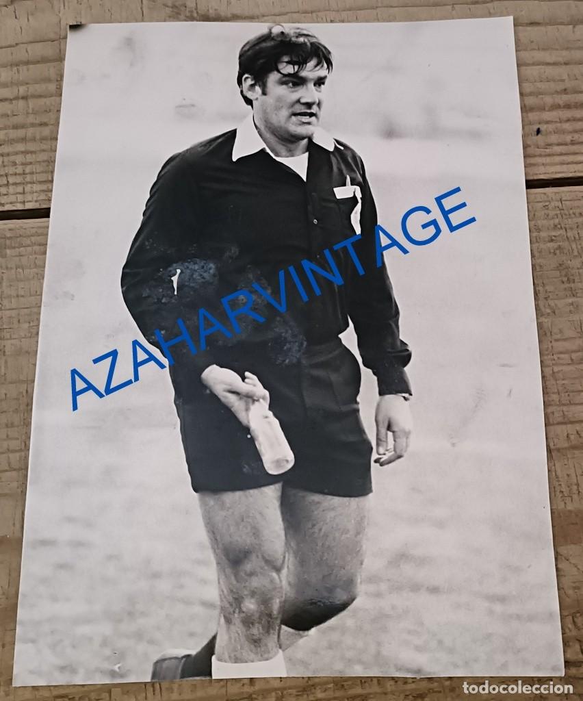 Coleccionismo deportivo: A&Ntilde;OS 70-80, ANTIGUA FOTOGRAFIA DEL ARBITRO URIO VELAZQUEZ, 128X178MM