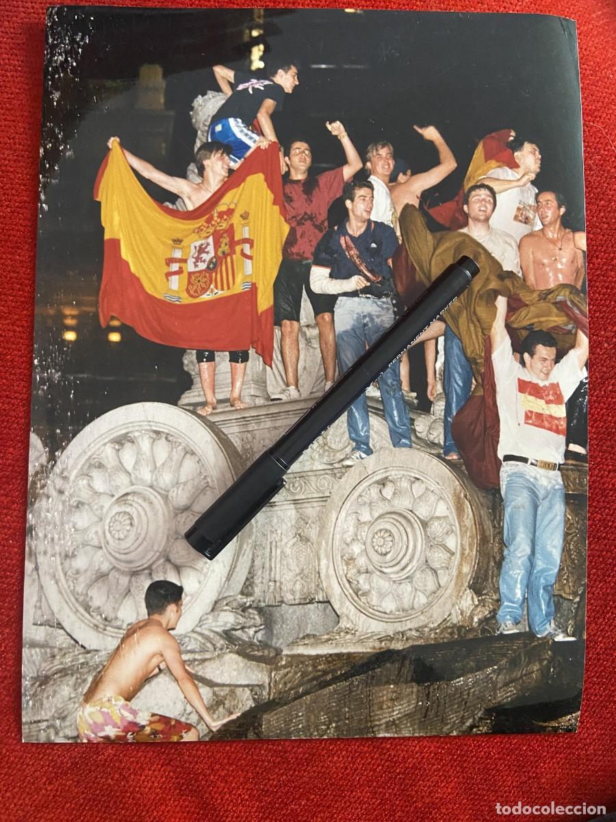 Sports collectibles: F33799 FOTO FOTOGRAFIA ORIGINAL (27-6-1994) FUENTE CIBELES ESPA&Ntilde;A CELEBRACION SELECCION ESPA&Ntilde;OLA