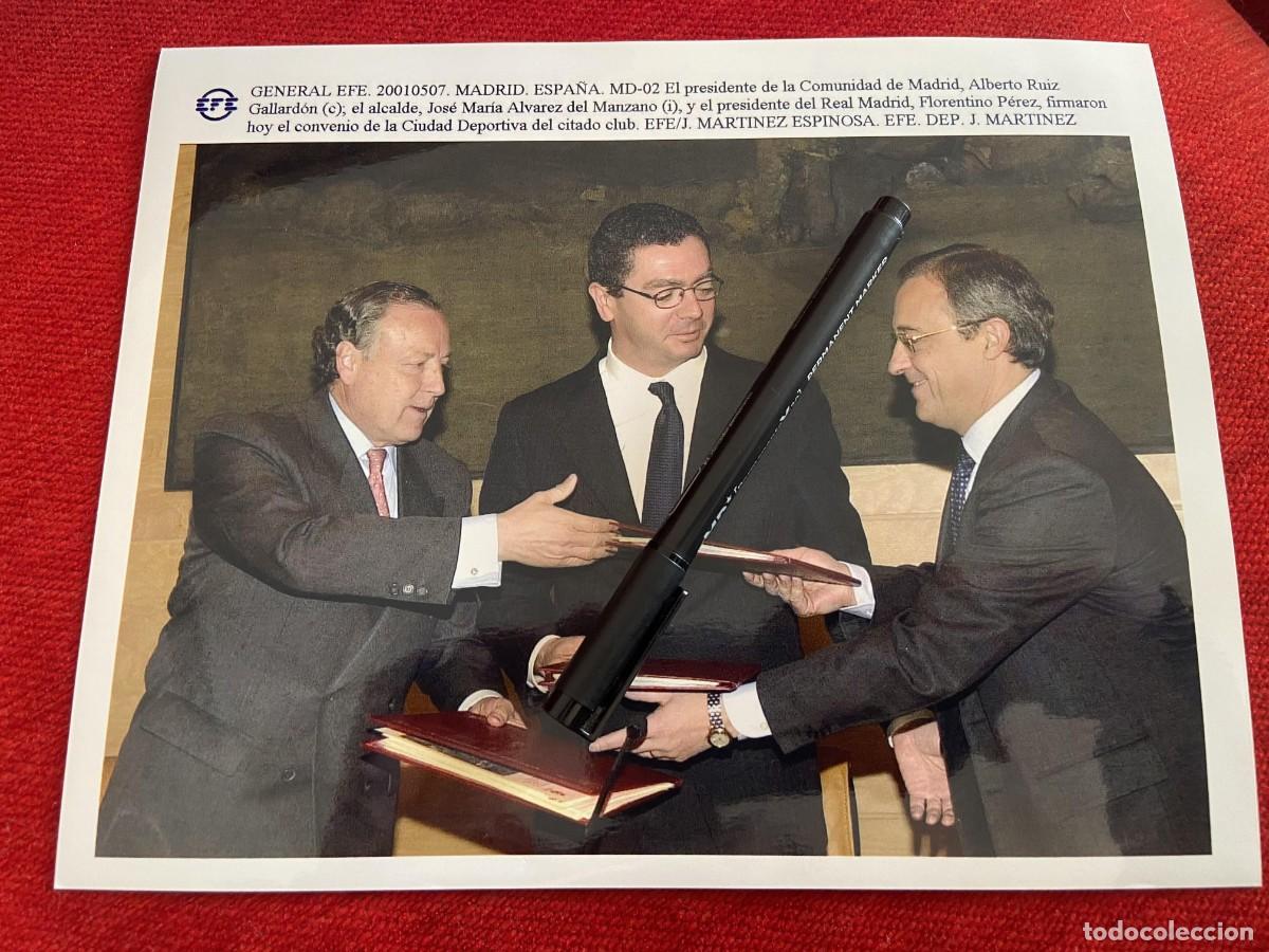 Sports collectibles: F33831 FOTO FOTOGRAFIA ORIGINAL FLORENTINO PEREZ ALBERTO RUIZ GALLARDON ALVAREZ DEL MANZANO 2001