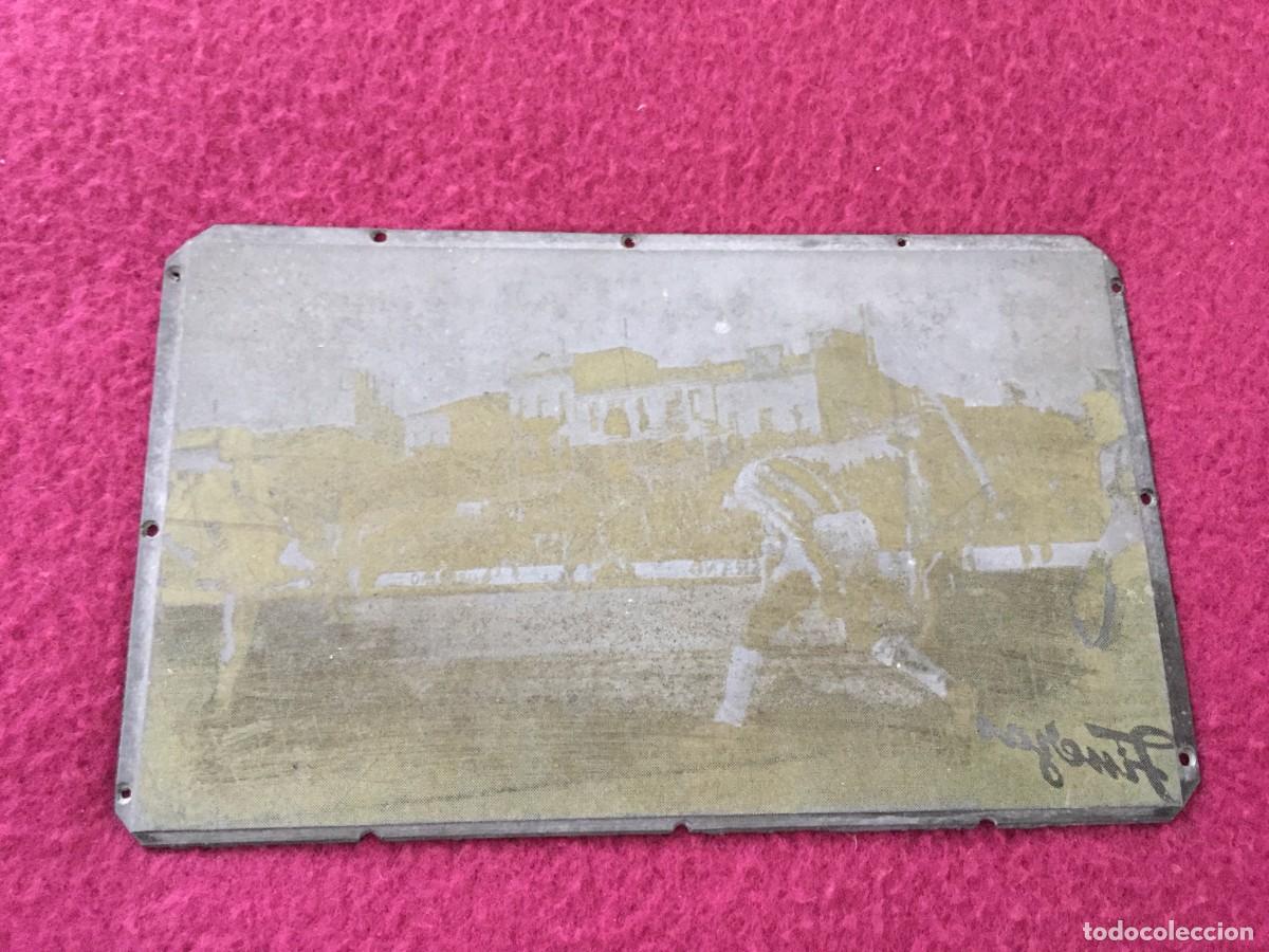 Sports collectibles: RARA PLACA METALICA DE UNA FOTOGRAFIA POR EL FOTOGRAFO FINEZAS DE UN PARTIDO DE FUTBOL A DESCUBRIR