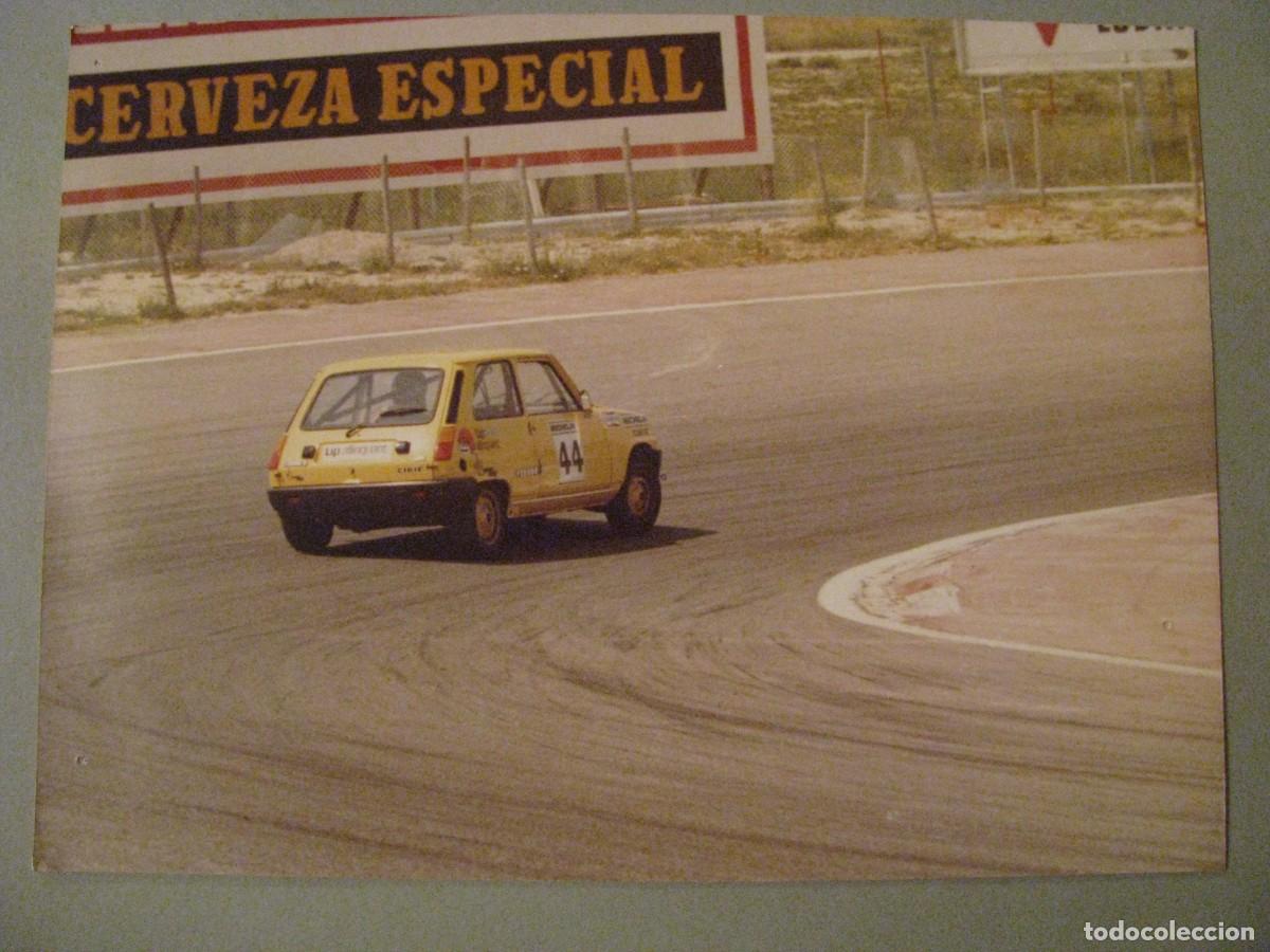 Coleccionismo deportivo: FOTO DEL CIRCUITO JARAMA. RENAULT 5. A&Ntilde;OS 70. REPORTAJES FOTOGR&Aacute;FICOS A. BENITEZ. 20X15 CM.