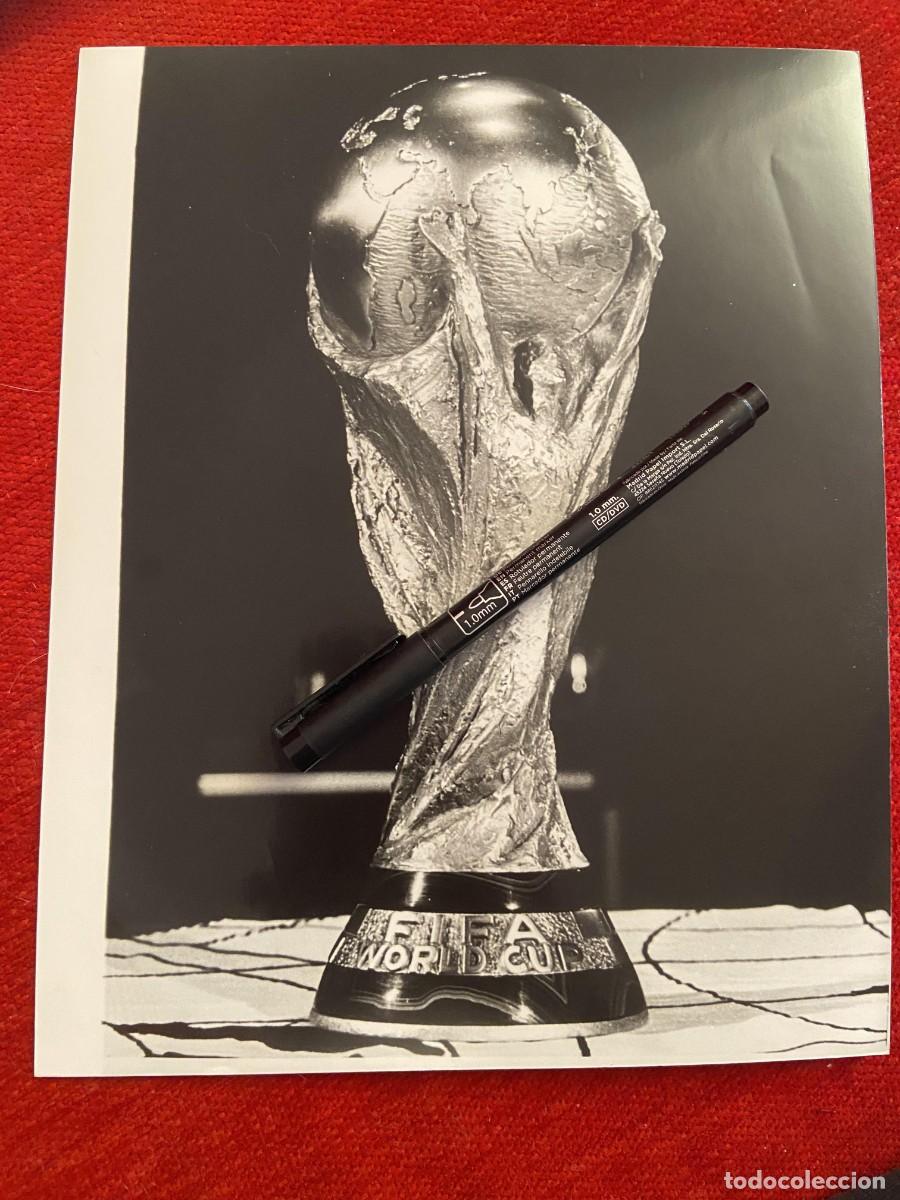 Coleccionismo deportivo: F34018 FOTO FOTOGRAFIA ORIGINAL TROFEO COPA MUNDIAL FUTBOL 1982 FIFA