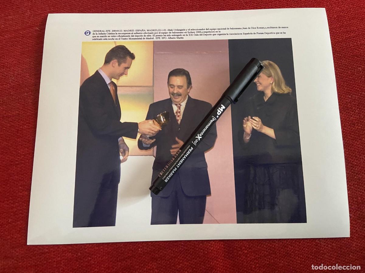 Collectionnisme sportif: F34147 FOTO FOTOGRAFIA ORIGINAL I&Ntilde;AKI URDANGARIN JUAN DE DIOS ROMAN BALONMANO INFANTA CRISTINA 2001