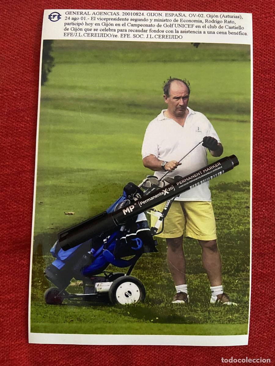 Sports collectibles: F34173 FOTO FOTOGRAFIA ORIGINAL (24-8-2001) RODRIGO RATO JUGANDO AL GOLF EN GIJON UNICEF