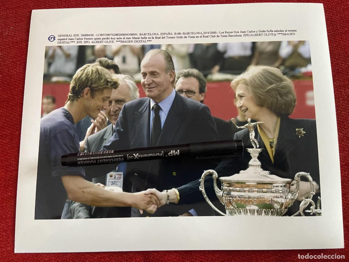 Collectionnisme sportif: F34231 FOTO FOTOGRAFIA ORIGINAL REY JUAN CARLOS REINA SOFIA (30-4-2000) CARLOS FERRERO TENIS GODO