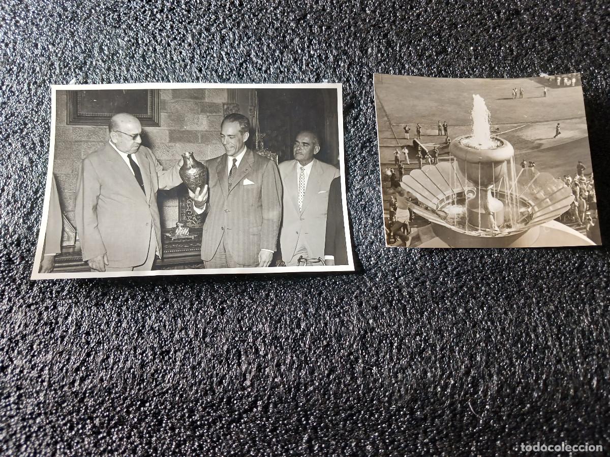 Coleccionismo deportivo: 2 antiguas fotografias juegos mediterraneos, entrega del anfora y vaciado en la fuente olimpica 1955