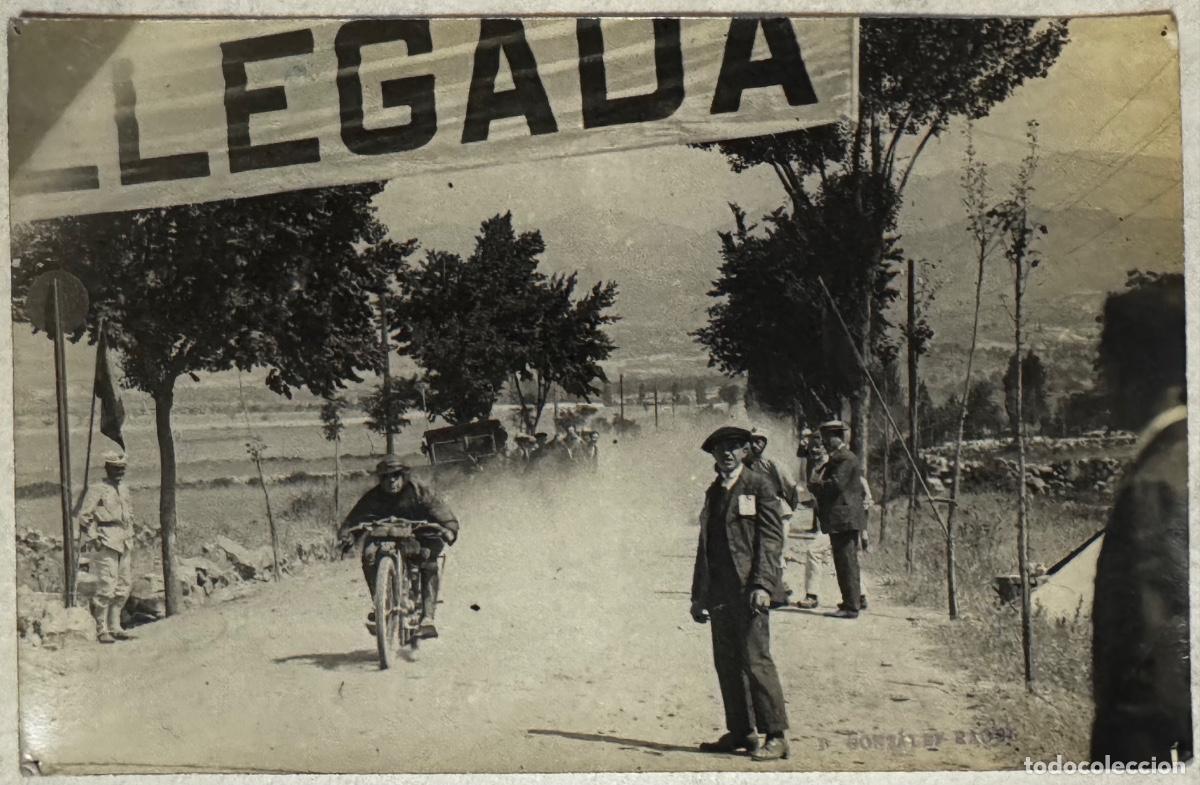 Collectionnisme sportif: CARRERA DE MOTOCICLISMO - FOTOGRAF&Iacute;A DE LLEGADA A LA META DE MOTORISTA - HACIA 1920