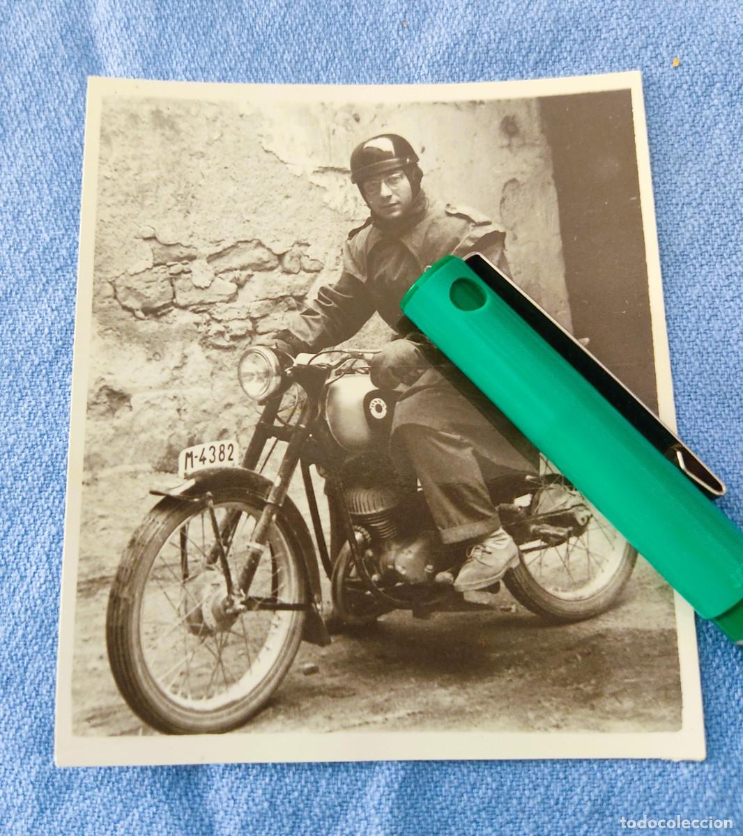 Coleccionismo deportivo: OFERTA ANTIGUA FOTOGRAFIA ORIGINAL DE PILOTO CON MOTO