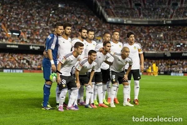 Coleccionismo deportivo: VALENCIA C.F. ALINEACIÓN PARTIDO DE LIGA 2014-2015 EN MESTALLA CONTRA EL MÁLAGA. FOTO