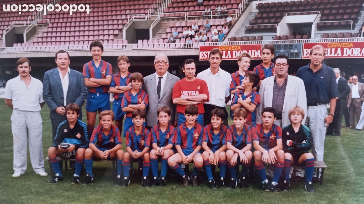 Coleccionismo deportivo: Foto 24 x 18. FC BARCELONA. Equipo infantil posando con Johan Cruyff. H. Segui